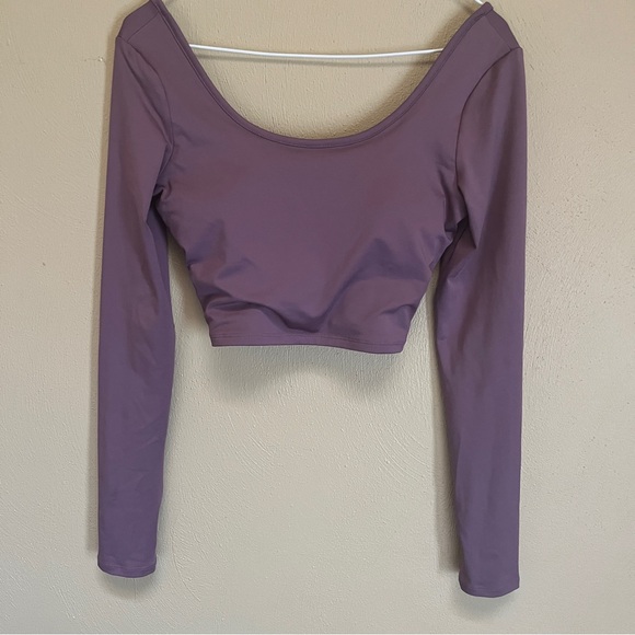 HALARA Other - Relisted HALARA long sleeved twist back sports crop with padding thumb holes M